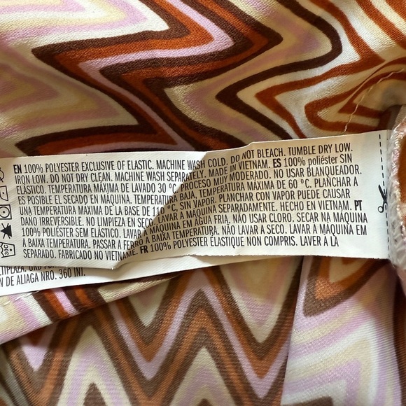 New Forever 21 Zigzag Patterned Spaghetti Strap Top size 2X - Picture 4 of 11